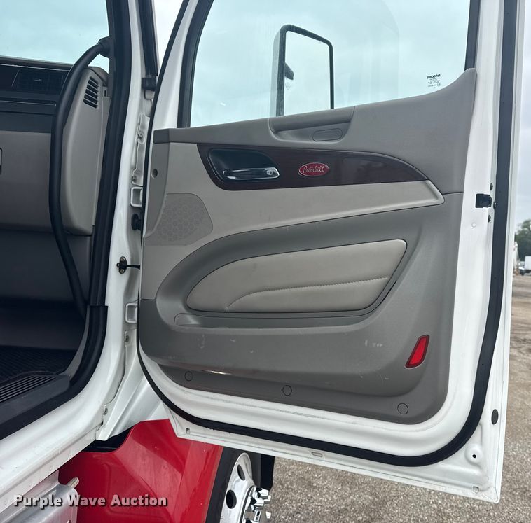 image for item NU9581 2018 Peterbilt 579 semi truck