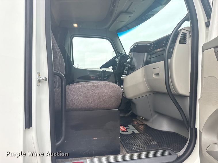 image for item NU9581 2018 Peterbilt 579 semi truck