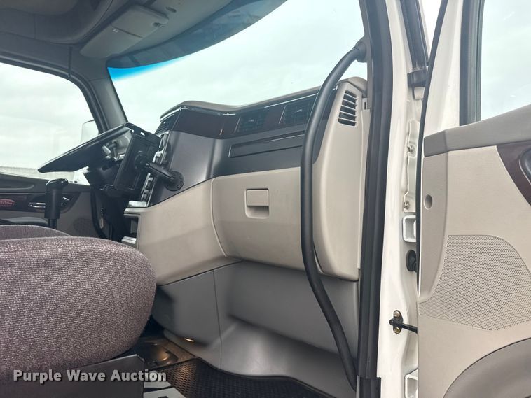 image for item NU9581 2018 Peterbilt 579 semi truck