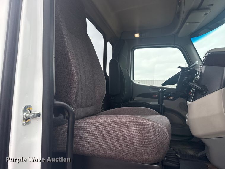 image for item NU9581 2018 Peterbilt 579 semi truck