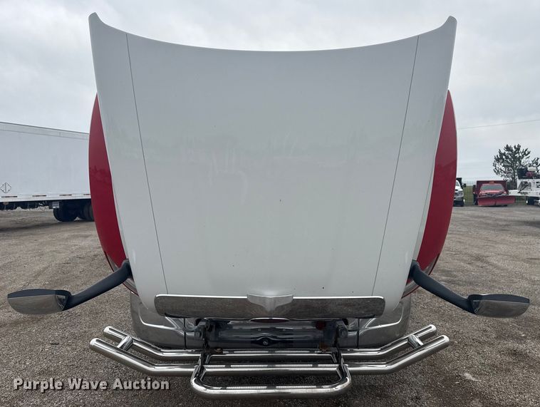 image for item NU9581 2018 Peterbilt 579 semi truck