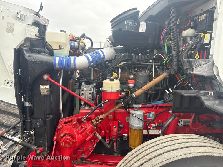 image for item NU9581 2018 Peterbilt 579 semi truck