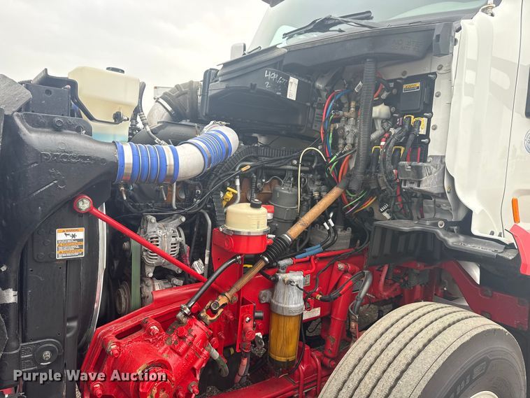 image for item NU9581 2018 Peterbilt 579 semi truck