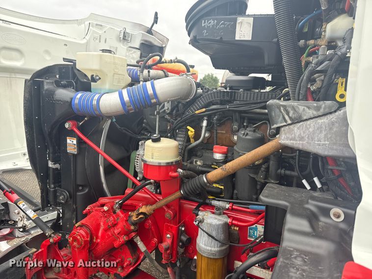 image for item NU9581 2018 Peterbilt 579 semi truck