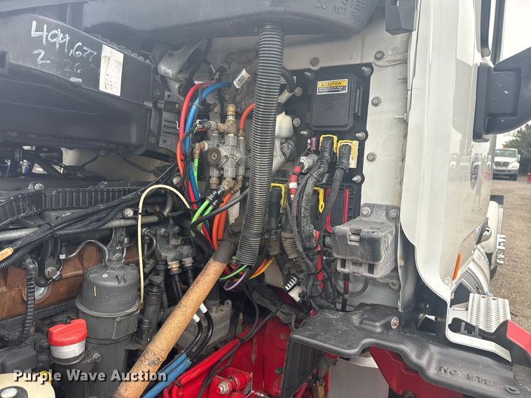 image for item NU9581 2018 Peterbilt 579 semi truck