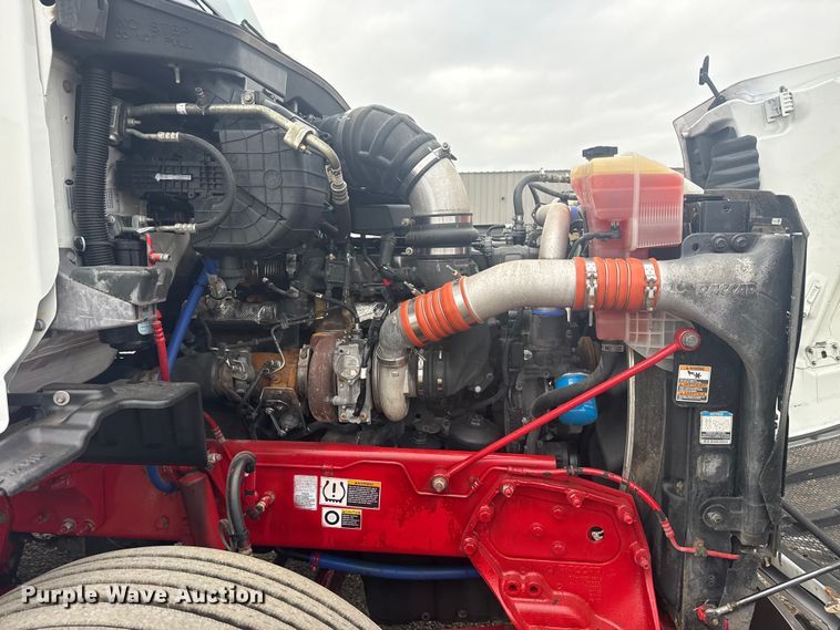 image for item NU9581 2018 Peterbilt 579 semi truck