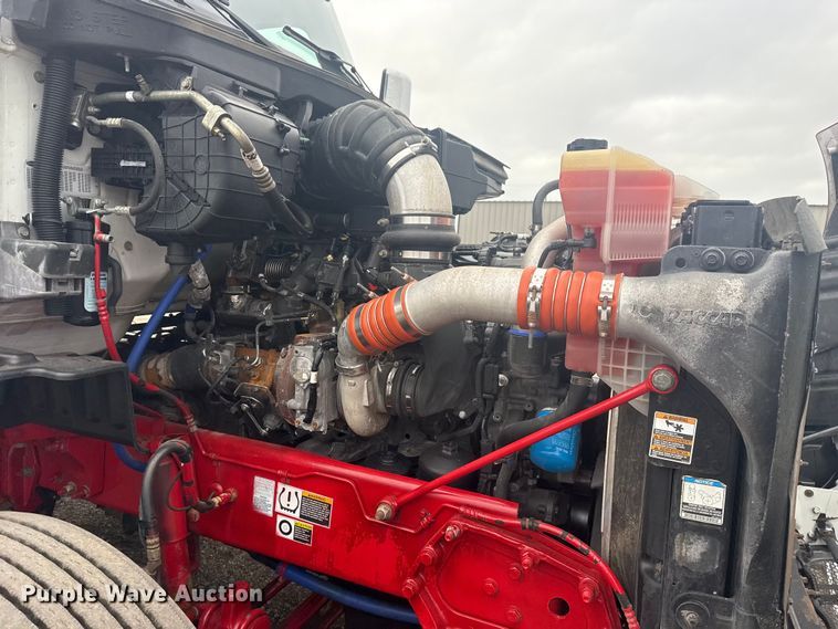 image for item NU9581 2018 Peterbilt 579 semi truck