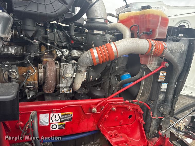 image for item NU9581 2018 Peterbilt 579 semi truck