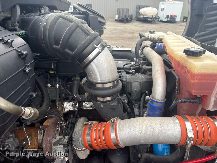 image for item NU9581 2018 Peterbilt 579 semi truck