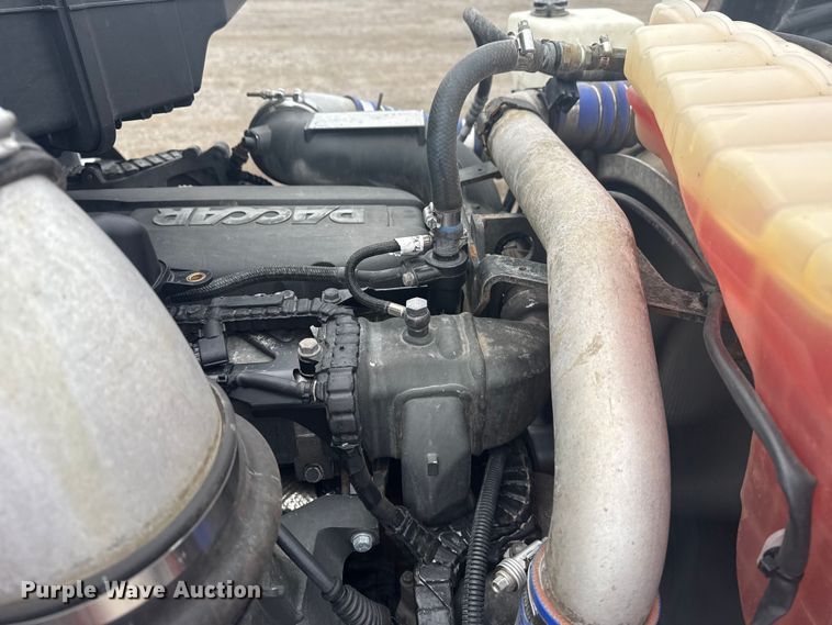 image for item NU9581 2018 Peterbilt 579 semi truck