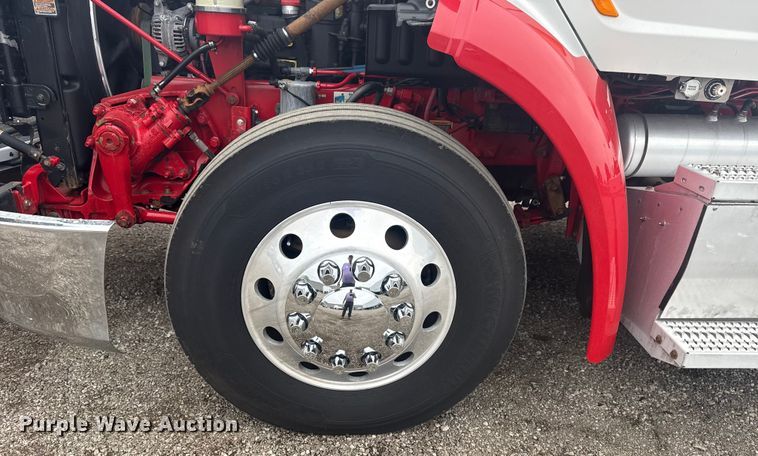 image for item NU9581 2018 Peterbilt 579 semi truck