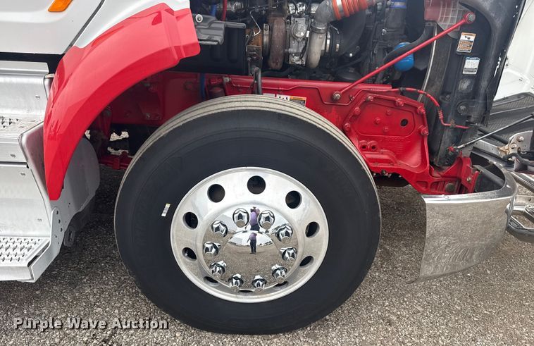 image for item NU9581 2018 Peterbilt 579 semi truck