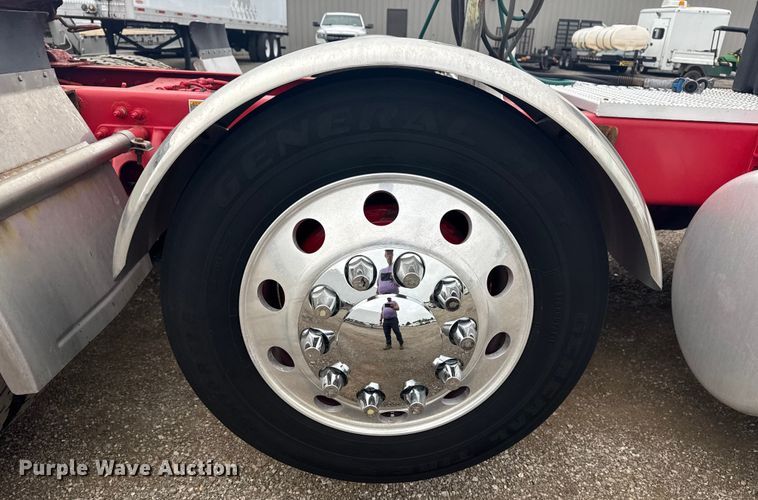 image for item NU9581 2018 Peterbilt 579 semi truck