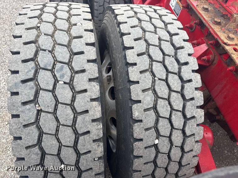 image for item NU9581 2018 Peterbilt 579 semi truck