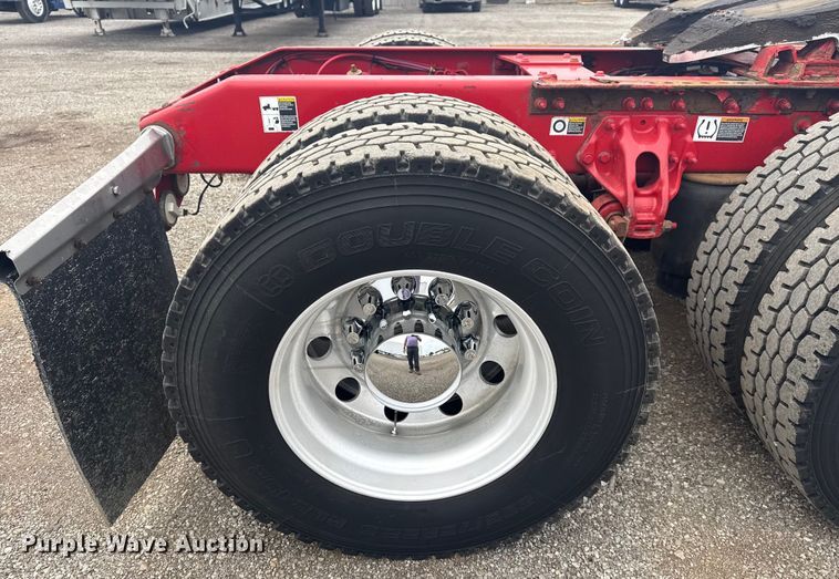 image for item NU9581 2018 Peterbilt 579 semi truck