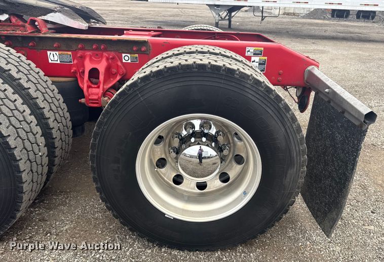 image for item NU9581 2018 Peterbilt 579 semi truck