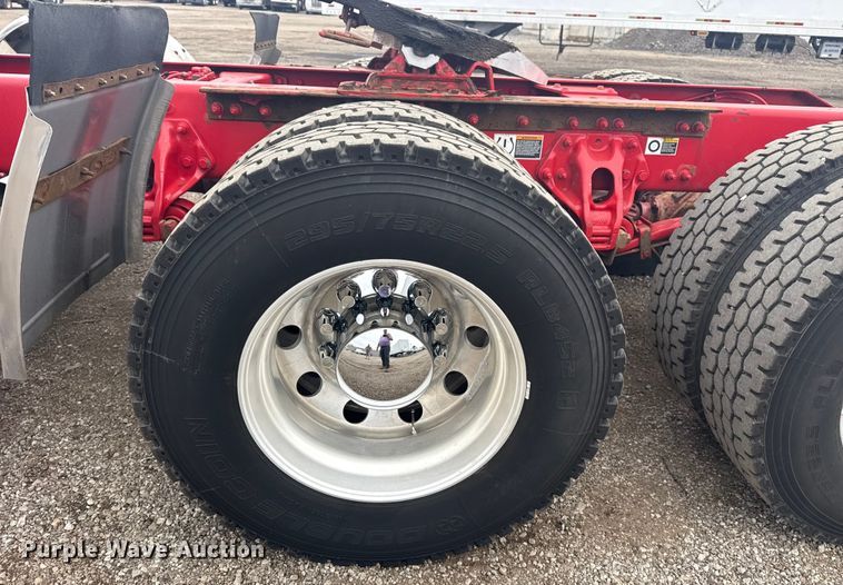 image for item NU9581 2018 Peterbilt 579 semi truck