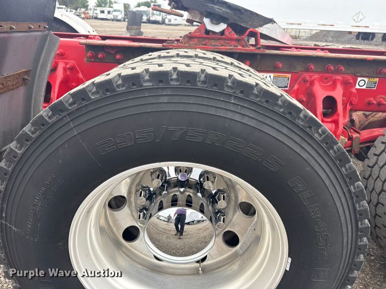 image for item NU9581 2018 Peterbilt 579 semi truck