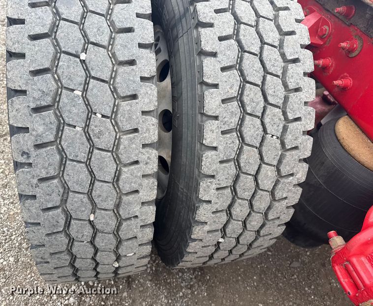 image for item NU9581 2018 Peterbilt 579 semi truck