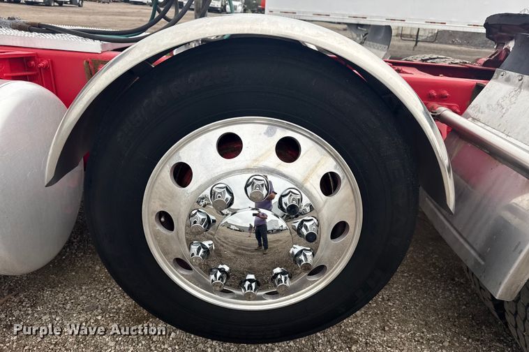 image for item NU9581 2018 Peterbilt 579 semi truck