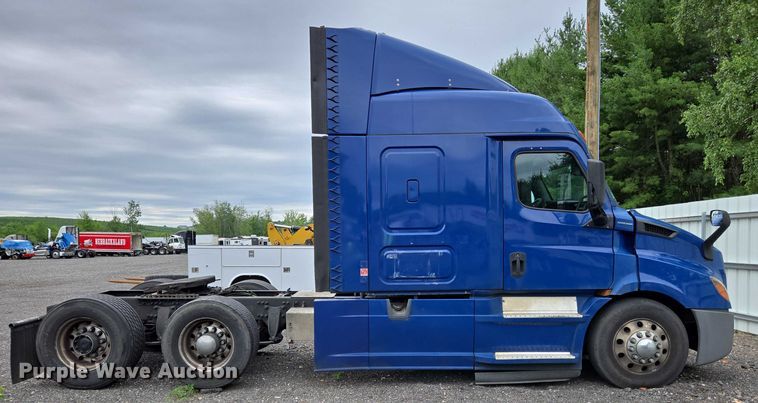 image for item YA0578 2019 Freightliner Cascadia 116 semi truck