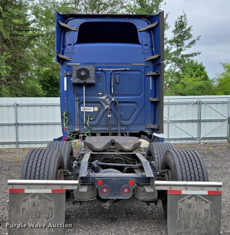 image for item YA0578 2019 Freightliner Cascadia 116 semi truck