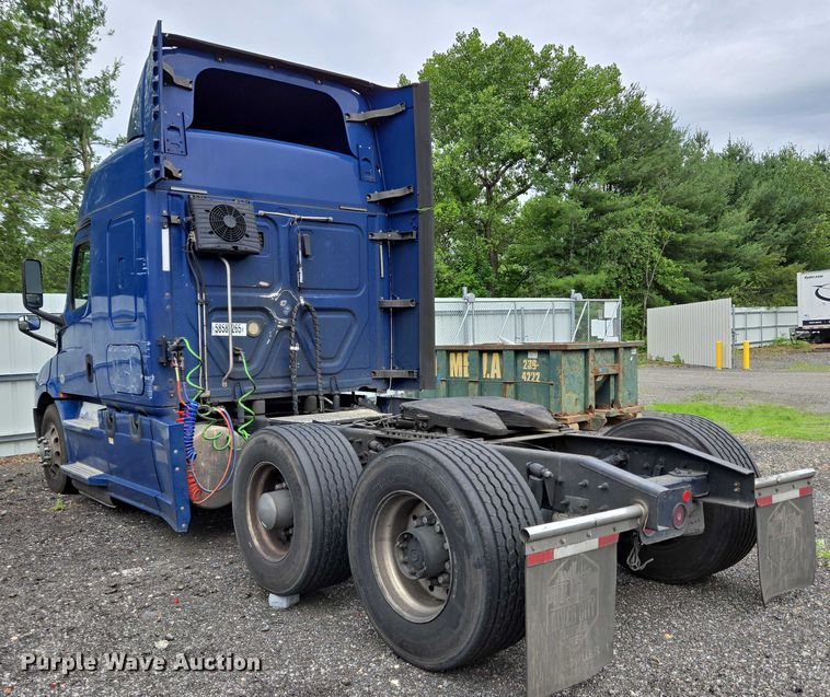 image for item YA0578 2019 Freightliner Cascadia 116 semi truck