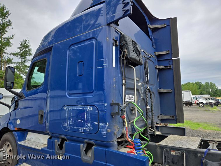 image for item YA0578 2019 Freightliner Cascadia 116 semi truck