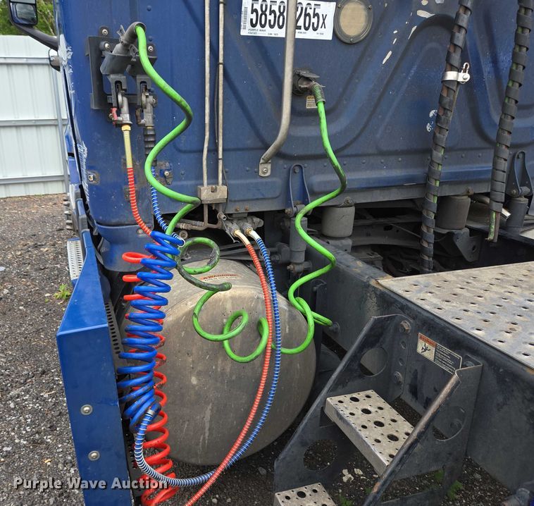 image for item YA0578 2019 Freightliner Cascadia 116 semi truck