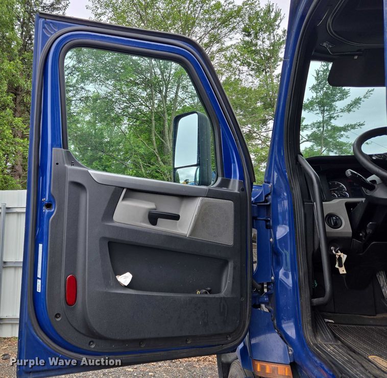 image for item YA0578 2019 Freightliner Cascadia 116 semi truck