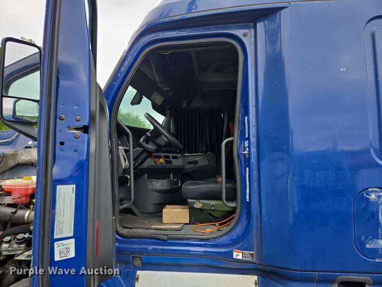 image for item YA0578 2019 Freightliner Cascadia 116 semi truck