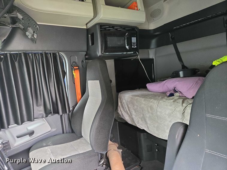 image for item YA0578 2019 Freightliner Cascadia 116 semi truck