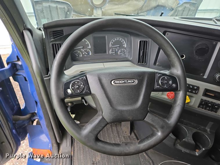 image for item YA0578 2019 Freightliner Cascadia 116 semi truck