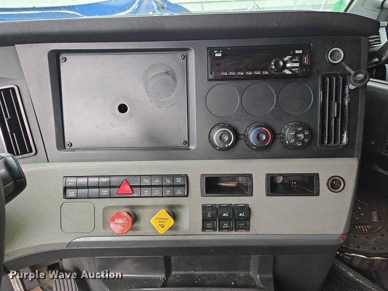 image for item YA0578 2019 Freightliner Cascadia 116 semi truck