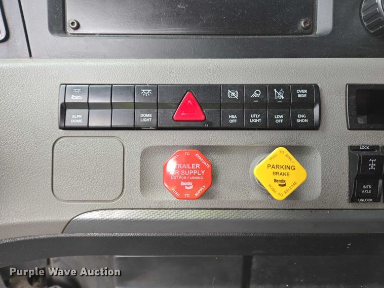 image for item YA0578 2019 Freightliner Cascadia 116 semi truck