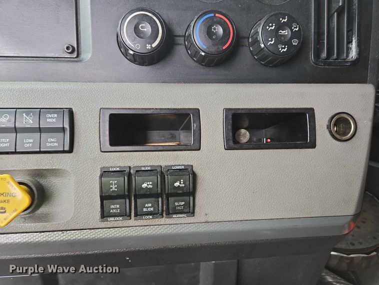 image for item YA0578 2019 Freightliner Cascadia 116 semi truck