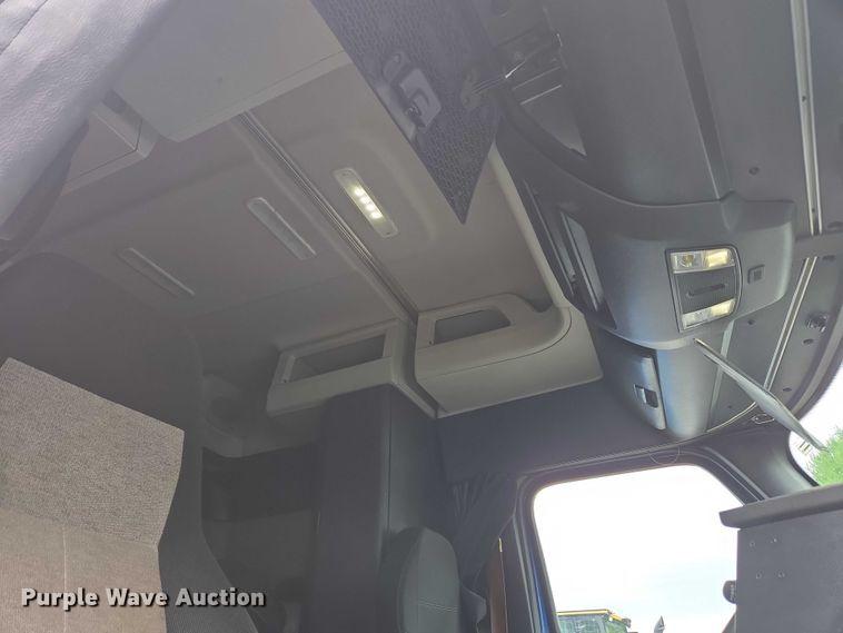 image for item YA0578 2019 Freightliner Cascadia 116 semi truck