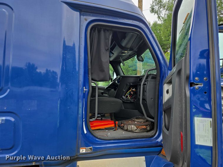 image for item YA0578 2019 Freightliner Cascadia 116 semi truck