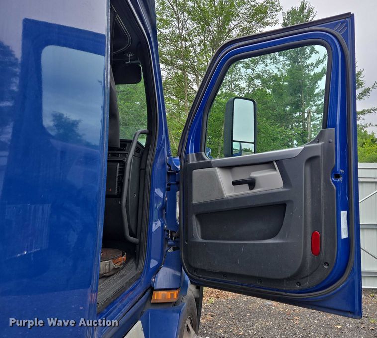 image for item YA0578 2019 Freightliner Cascadia 116 semi truck