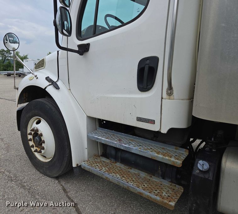 image for item YA0647 2011 Freightliner Business Class M2 box truck