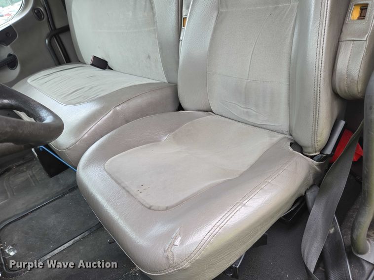 image for item YA0647 2011 Freightliner Business Class M2 box truck