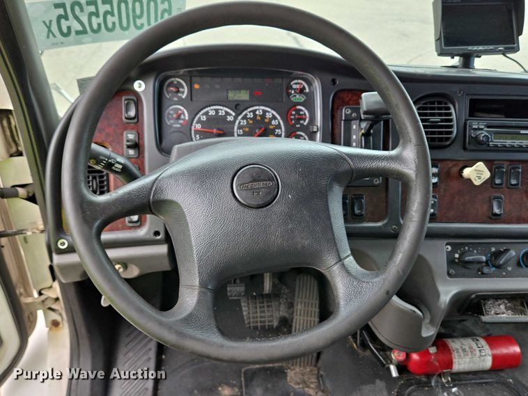 image for item YA0647 2011 Freightliner Business Class M2 box truck