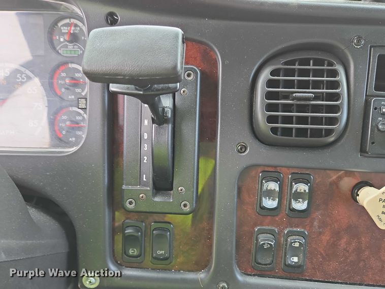 image for item YA0647 2011 Freightliner Business Class M2 box truck