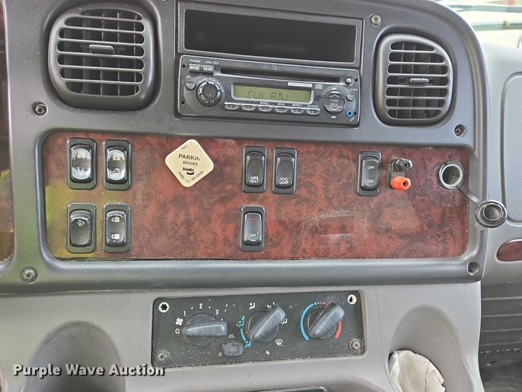 image for item YA0647 2011 Freightliner Business Class M2 box truck