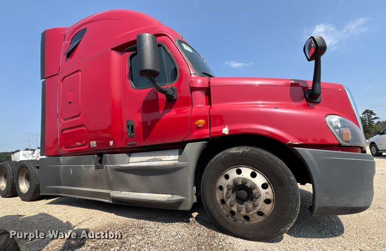 image for item YA0728 2016 Freightliner Cascadia 125 semi truck