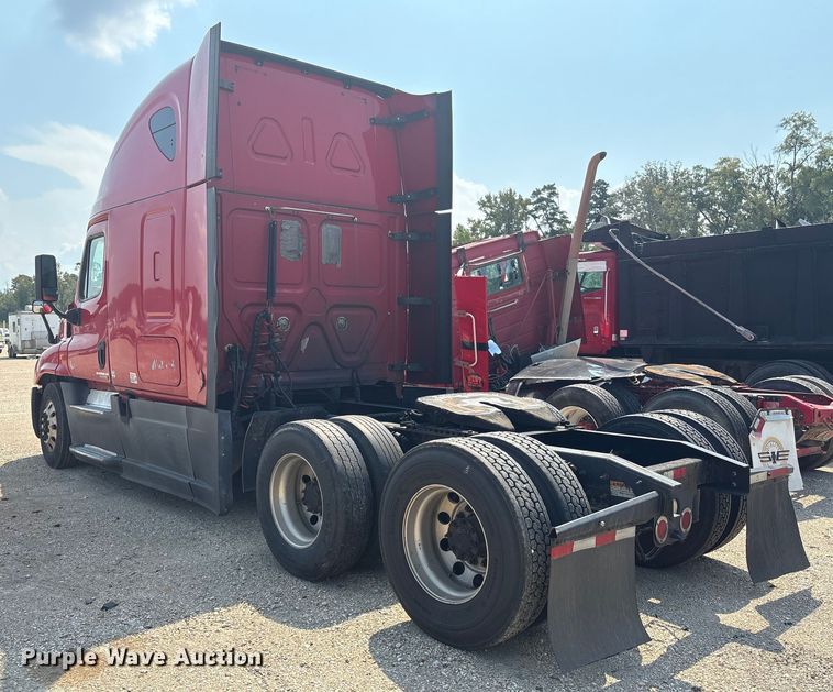 image for item YA0728 2016 Freightliner Cascadia 125 semi truck