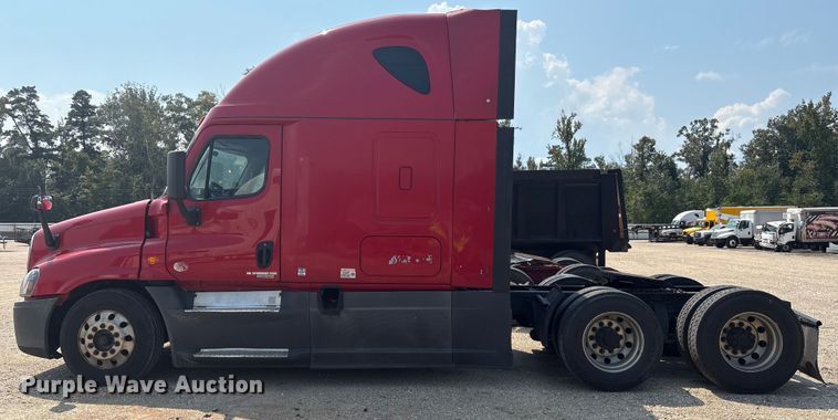 image for item YA0728 2016 Freightliner Cascadia 125 semi truck