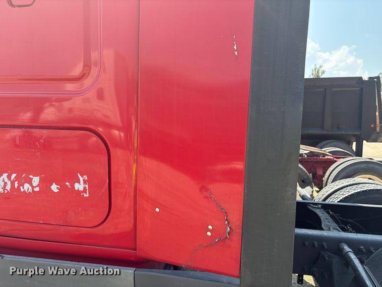 image for item YA0728 2016 Freightliner Cascadia 125 semi truck