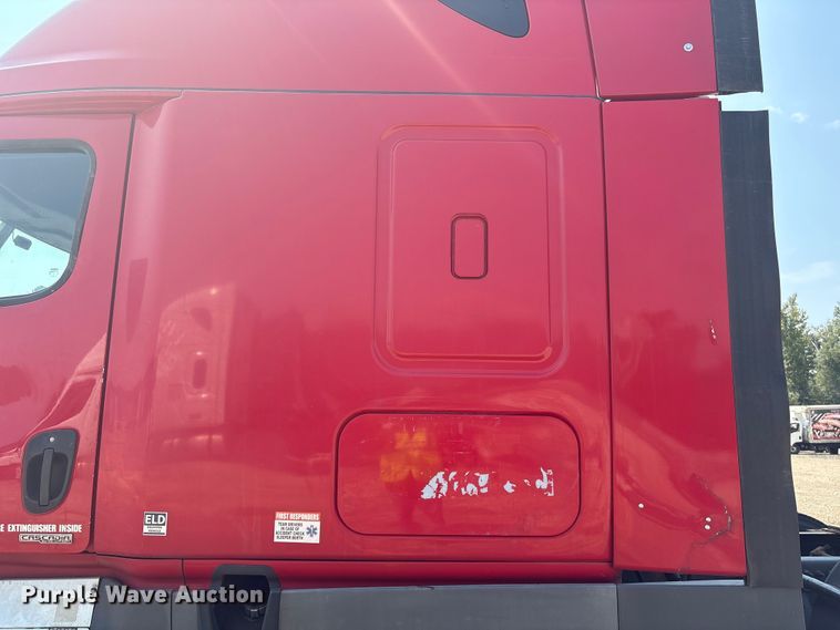 image for item YA0728 2016 Freightliner Cascadia 125 semi truck