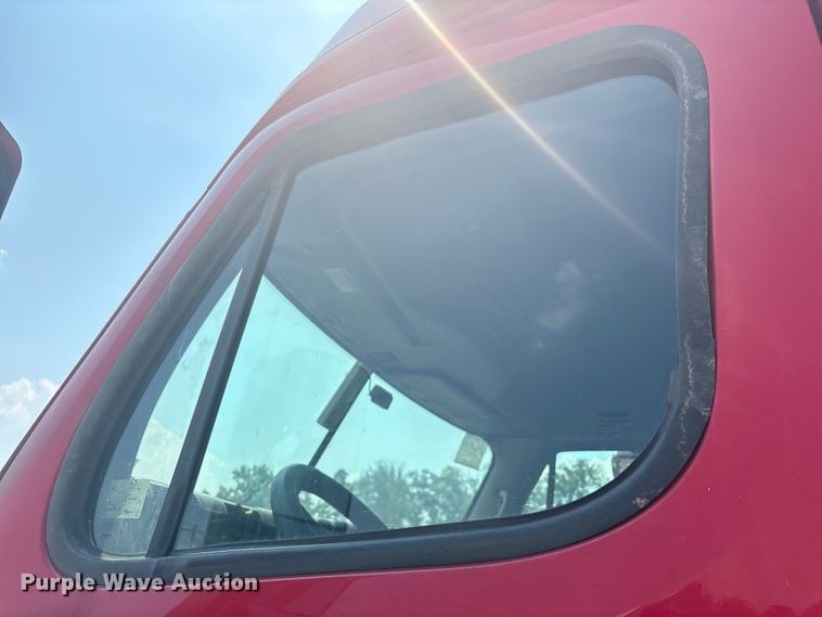 image for item YA0728 2016 Freightliner Cascadia 125 semi truck